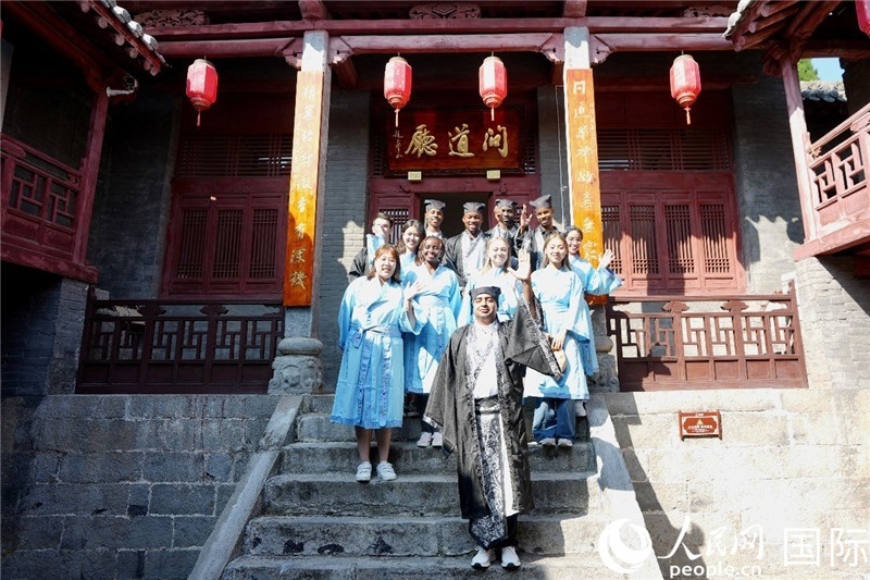 圖為選手們?cè)诤?huì)書院內(nèi)合影留念。人民網(wǎng) 盧鵬宇攝