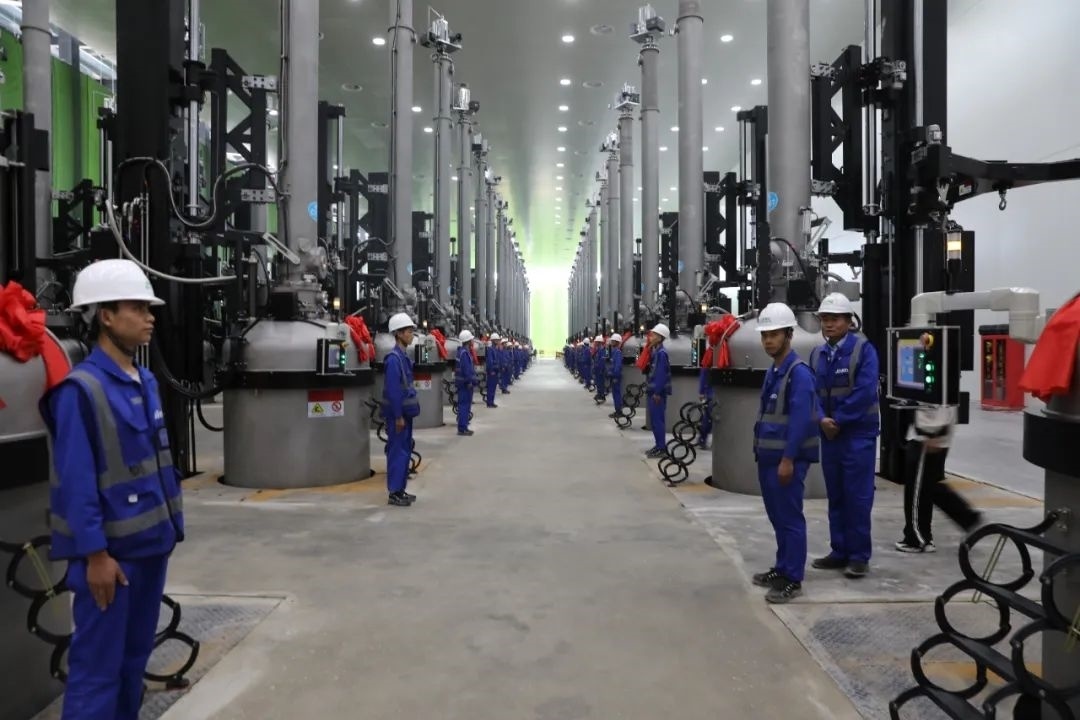 晶科能源二期20GW拉棒切方項(xiàng)目投產(chǎn)現(xiàn)場。南川工業(yè)園區(qū)管委會供圖