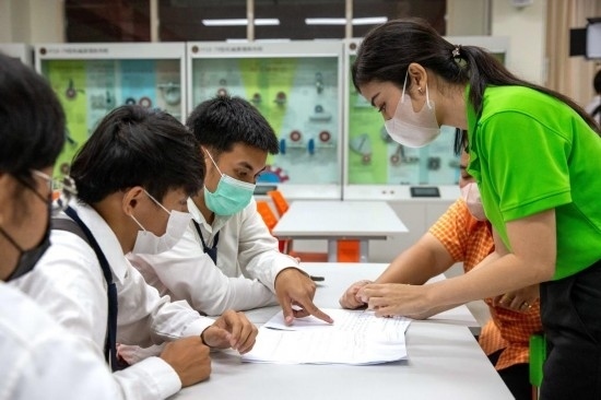 3月14日，在泰國大城府大城技術(shù)學(xué)院魯班工坊，教師（右一）給學(xué)生上課。新華社記者 王騰 攝