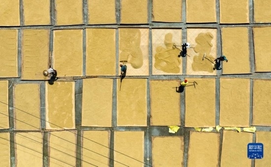 9月16日，在湖南省懷化市通道侗族自治縣萬佛山鎮(zhèn)溪上村，村民在晾曬稻谷（無人機照片）。