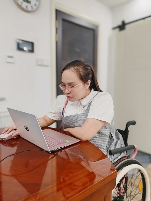 杜誠(chéng)誠(chéng)在準(zhǔn)備電影講解稿。 魏涵玉攝