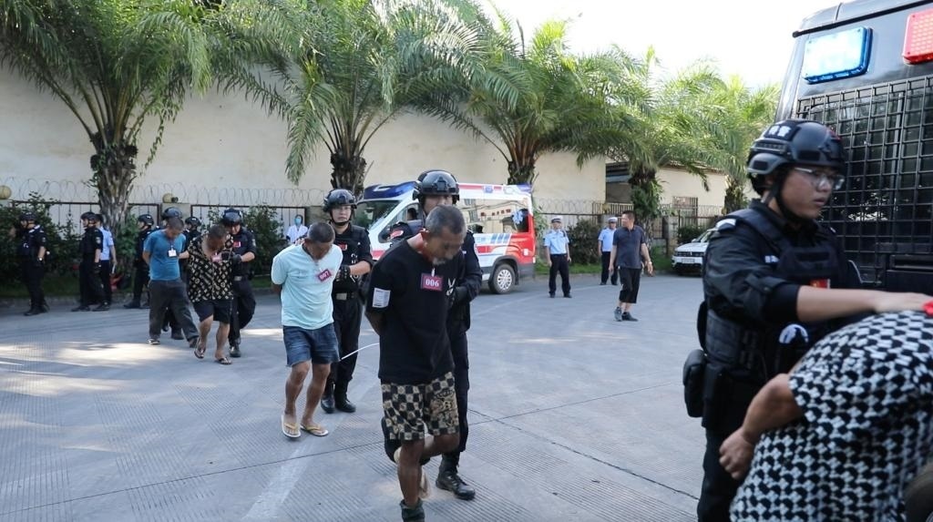 圖為涉詐犯罪嫌疑人移交我方。