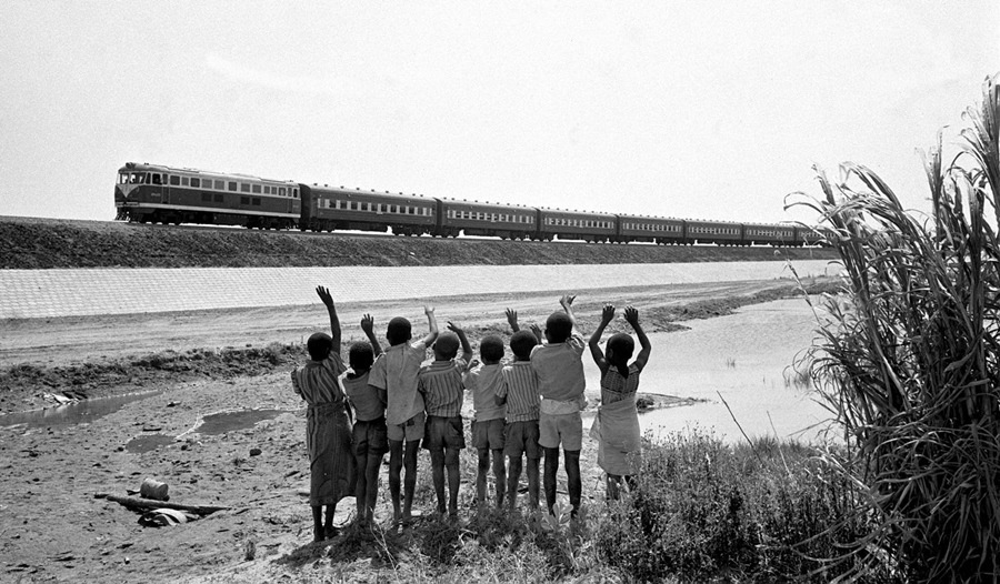 贊比亞魯西瓦西湖畔的少年兒童歡迎坦贊鐵路的列車通到他們的家鄉(xiāng)（1976年攝）。