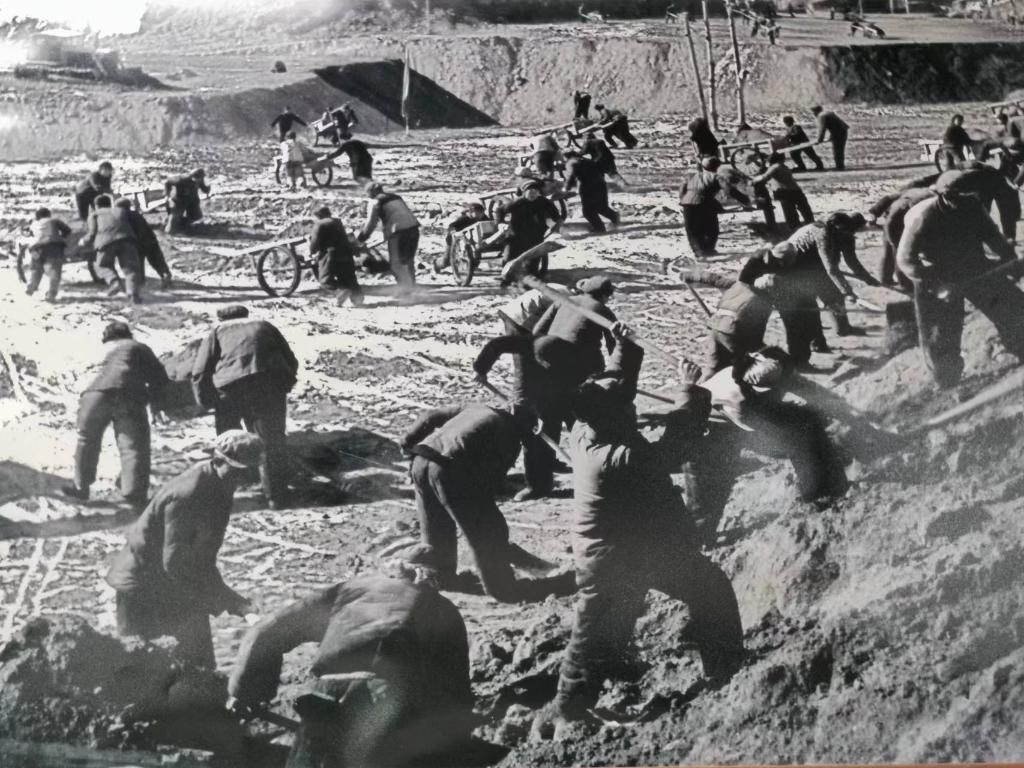 20世紀(jì)70年代，高西溝人治理水土流失場(chǎng)景。（資料圖片）