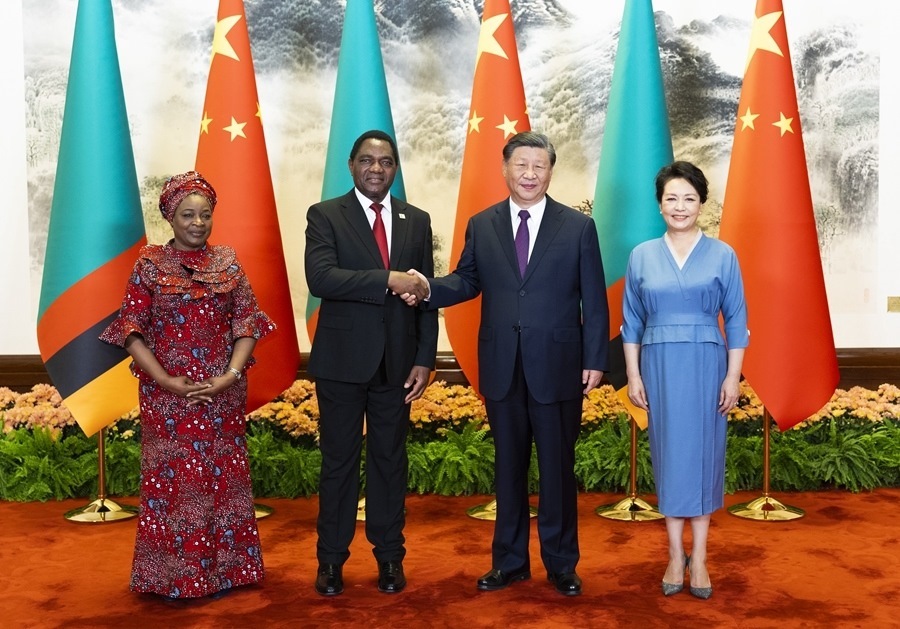 這是會(huì)談前，習(xí)近平主席和夫人彭麗媛同希奇萊馬總統(tǒng)和夫人穆廷塔合影。