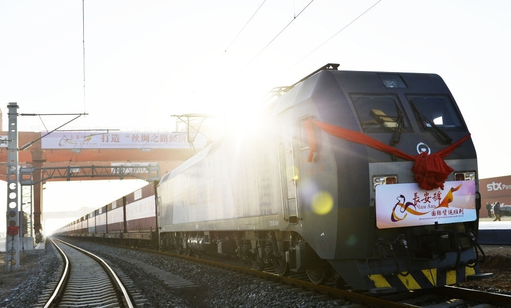 2013年11月28日，首趟由西安發(fā)往哈薩克斯坦阿拉木圖的長(zhǎng)安號(hào)國(guó)際貨運(yùn)列車等待出發(fā)。新華社記者 劉瀟 攝