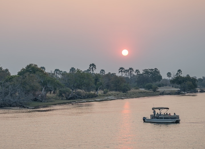 8月23日，在贊比亞拍攝的贊比西河上的游船。