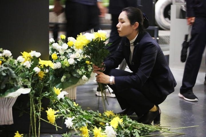 9月18日，工作人員在侵華日軍第七三一部隊(duì)罪證陳列館整理花束。新華社記者 石楓 攝