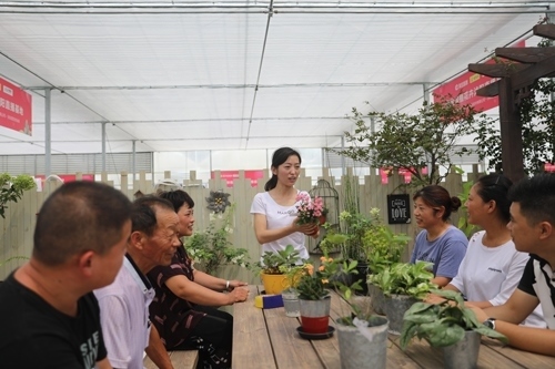 李敏向村民講授花木直播經(jīng)驗。受訪者供圖