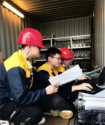 △2022年，長征十一號運載火箭在我國黃海以“一箭五星”方式成功發(fā)射。哈爾濱工程大學(xué)船海結(jié)構(gòu)物安全與舒適性團隊為發(fā)射船進行結(jié)構(gòu)動態(tài)監(jiān)測。