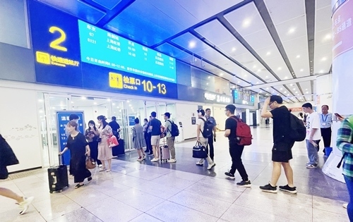 在快速進(jìn)站廳前排隊(duì)等待檢票的旅客。人民網(wǎng)記者 喬雪峰攝