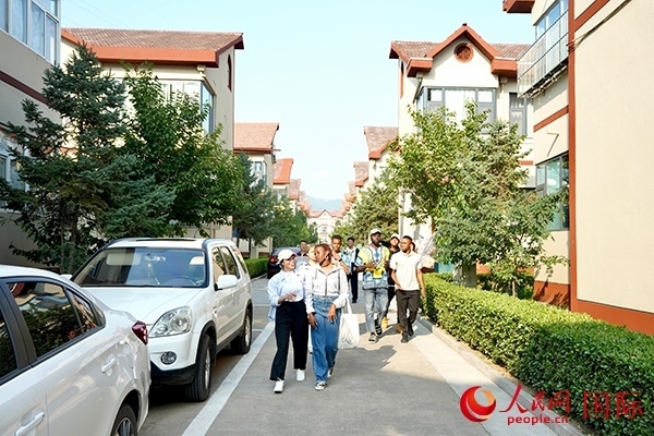 選手們?cè)诨食谴鍏⒂^。人民網(wǎng) 盧鵬宇攝