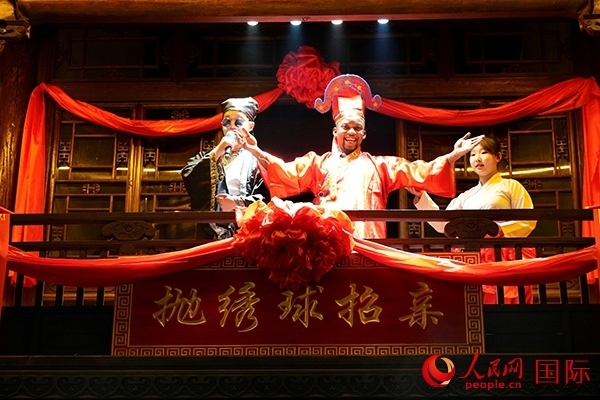 拋繡球。人民網(wǎng) 盧鵬宇攝