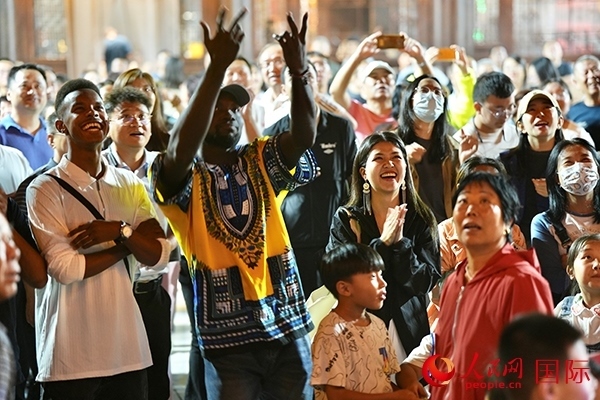 選手體驗(yàn)古城巡游。人民網(wǎng) 盧鵬宇攝