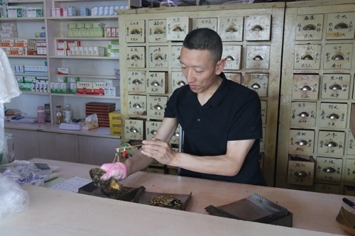 馬啟紅為病患精心配藥。受訪者供圖