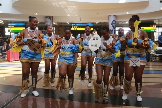 當?shù)孛癖姎g迎中國旅行團。北青旅提供