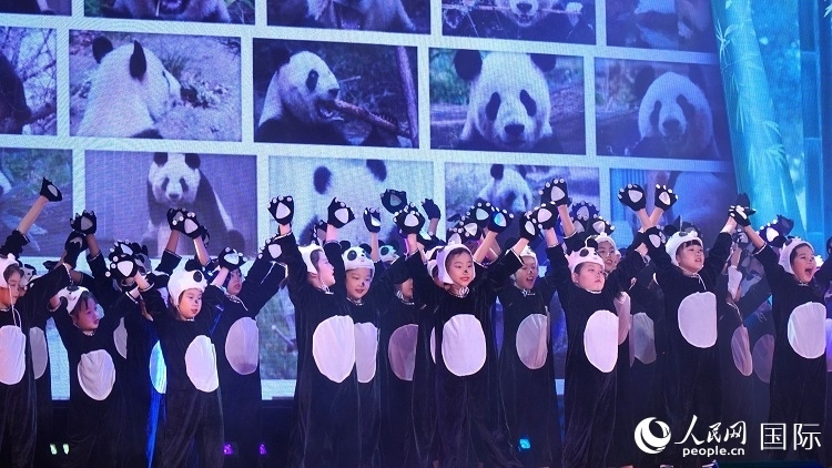 小演員們上演《歡樂功夫熊貓》。人民網(wǎng) 蔣曉辰攝