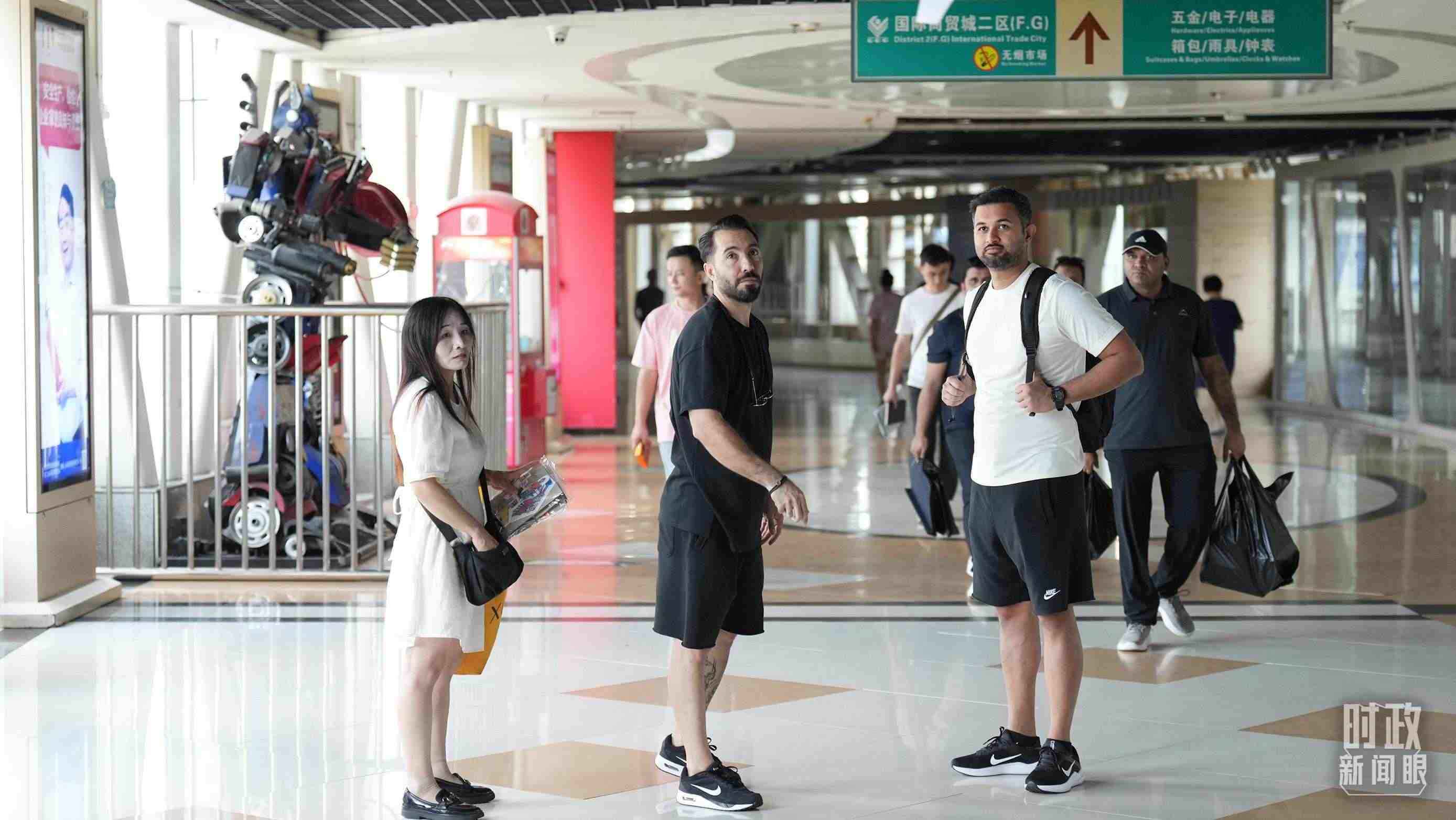 △義烏國際商貿(mào)城內(nèi)，來自世界各地的外商。（總臺國廣記者李晉拍攝）