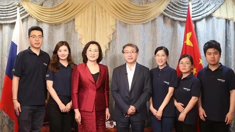 中國駐葉卡捷琳堡總領(lǐng)事崔少純與人民網(wǎng)采訪組合影。