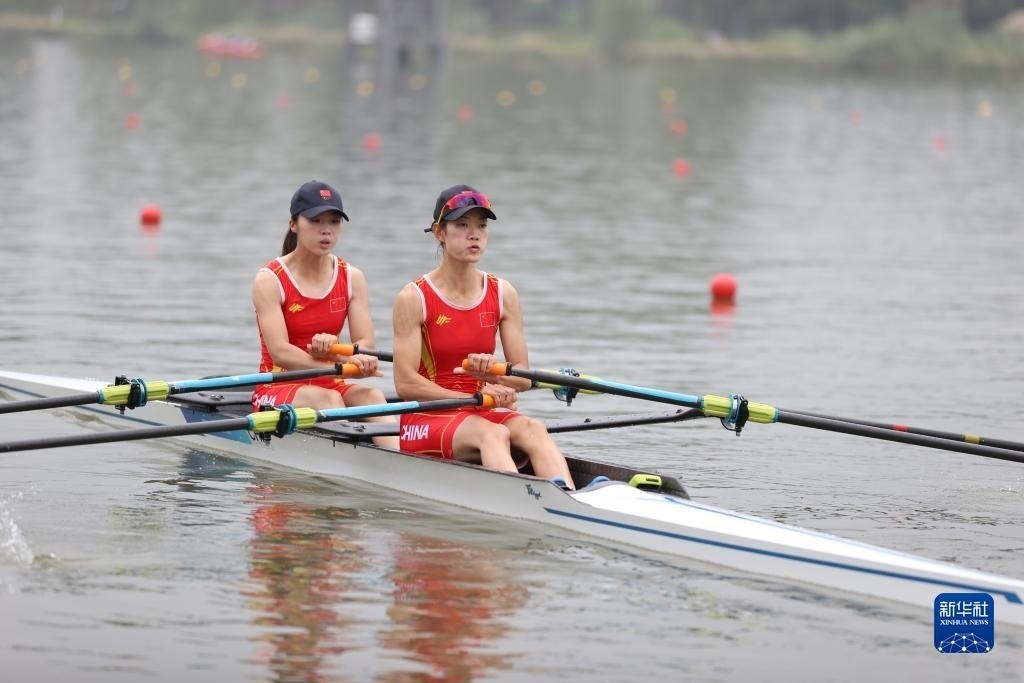 9月24日，鄒佳琪（左）/邱秀萍在決賽中。新華社記者 賈浩成 攝