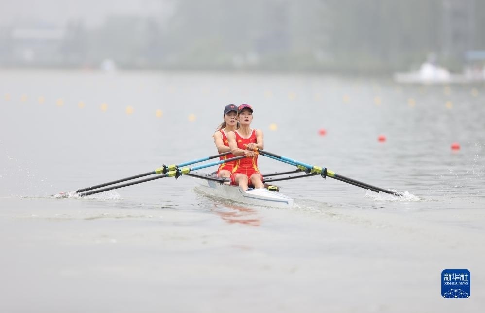 9月24日，鄒佳琪（左）/邱秀萍在決賽中。新華社記者 賈浩成 攝