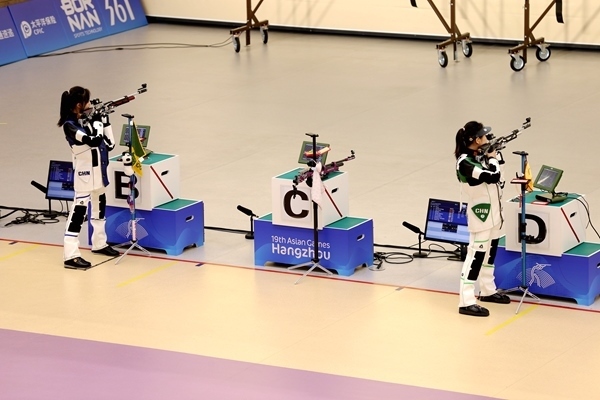 黃雨婷(左)、韓佳予在女子10米氣步槍個(gè)人賽比賽中。人民網(wǎng)記者 胡雪蓉?cái)z