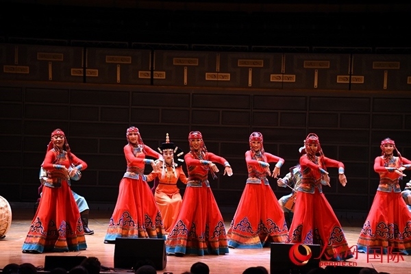 內(nèi)蒙古藝術(shù)劇院表演的《草原頌》劇照。人民網(wǎng)記者 殷淼攝