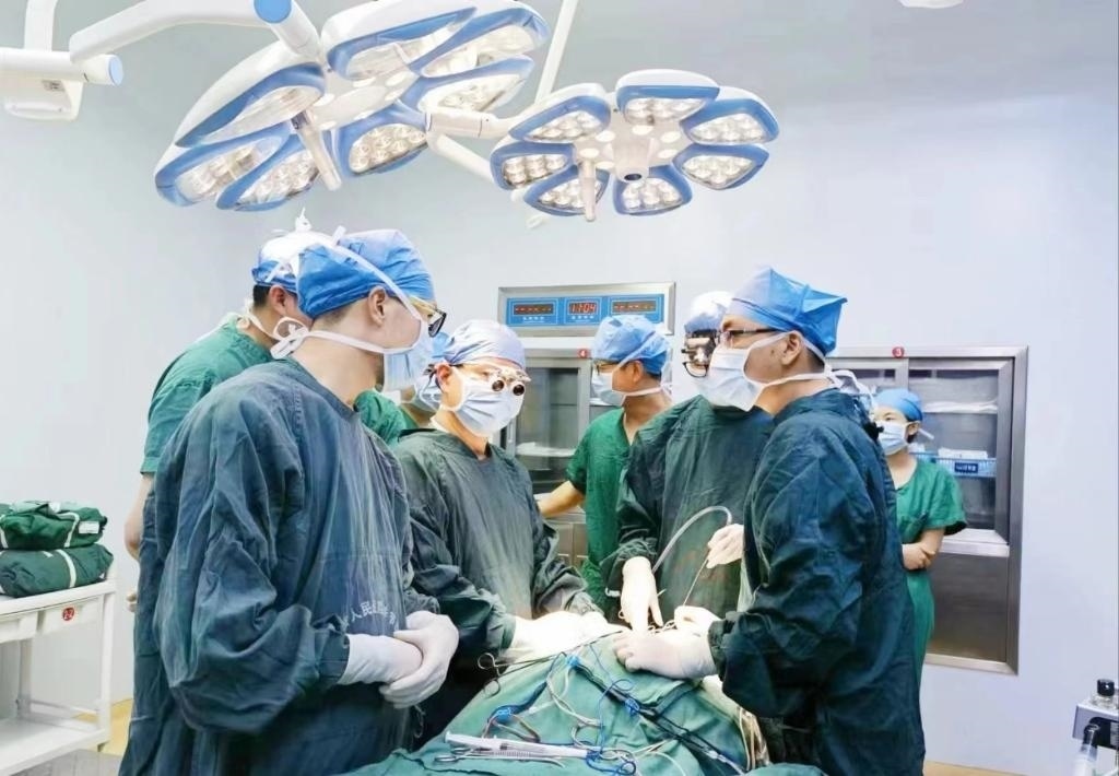 浙江省人民醫(yī)院畢節(jié)醫(yī)院的醫(yī)師團(tuán)隊正在為患者李老伯進(jìn)行手術(shù)。（王磊波 攝 新華社發(fā)）