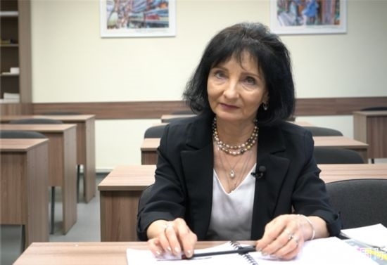 阿拉在白大孔院接受記者采訪。人民網(wǎng)記者 皇甫萬里攝