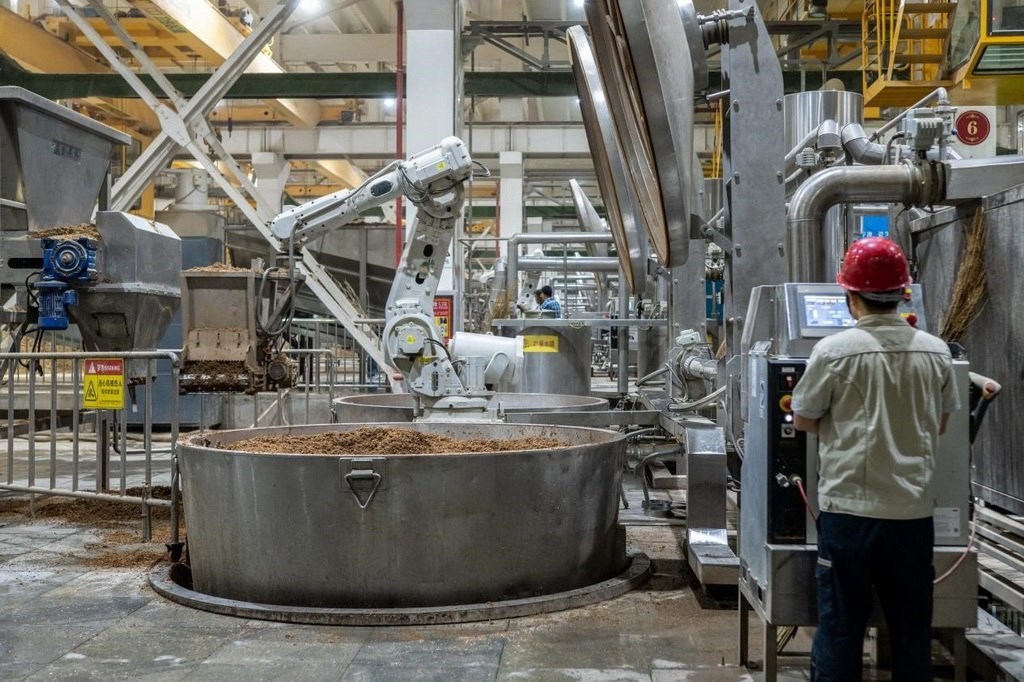 907車間里，機(jī)械臂正在撒料裝甑。嚴(yán)磊攝