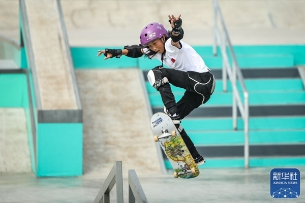 9月27日，中國(guó)選手崔宸曦在比賽中。當(dāng)日，在錢(qián)塘輪滑中心舉行的杭州亞運(yùn)會(huì)女子街式?jīng)Q賽中，中國(guó)選手崔宸曦以242.62分的成績(jī)奪得冠軍，曾文蕙獲得亞軍，日本選手伊藤美優(yōu)獲得季軍。新華社記者 潘昱龍攝