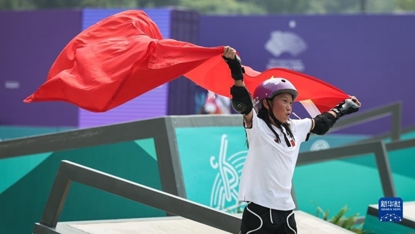 9月27日，崔宸曦在賽后慶祝奪冠。當(dāng)日，在錢塘輪滑中心舉行的杭州亞運(yùn)會(huì)女子街式?jīng)Q賽中，中國選手崔宸曦以242.62分的成績奪得冠軍，曾文蕙獲得亞軍，日本選手伊藤美優(yōu)獲得季軍。新華社記者 潘昱龍攝