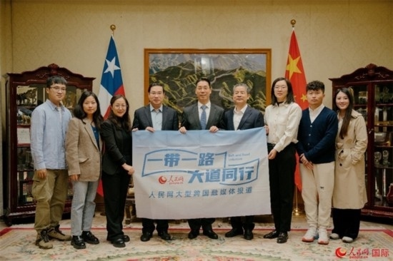 牛清報大使（中）與人民網(wǎng)、人民日報社記者合影。 人民網(wǎng)記者 張若涵攝