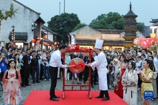 9月27日拍攝的2023年南翔國(guó)潮大會(huì)暨第十七屆上海南翔小籠文化展開幕儀式現(xiàn)場(chǎng)。