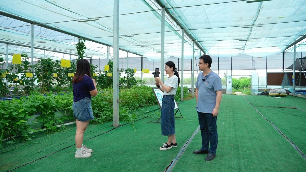 學(xué)生們正在現(xiàn)場(chǎng)直播。受訪單位供圖