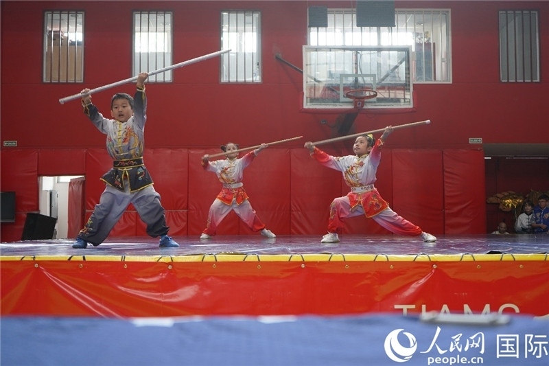 圖為開幕式現(xiàn)場兒童武術表演。人民網(wǎng)記者 許放攝