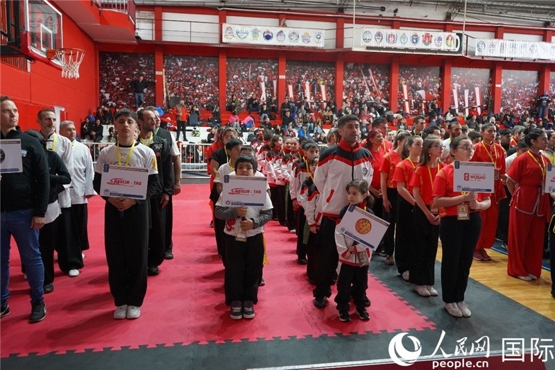 圖為開幕式現(xiàn)場運動員入場儀式。人民網(wǎng)記者 許放攝