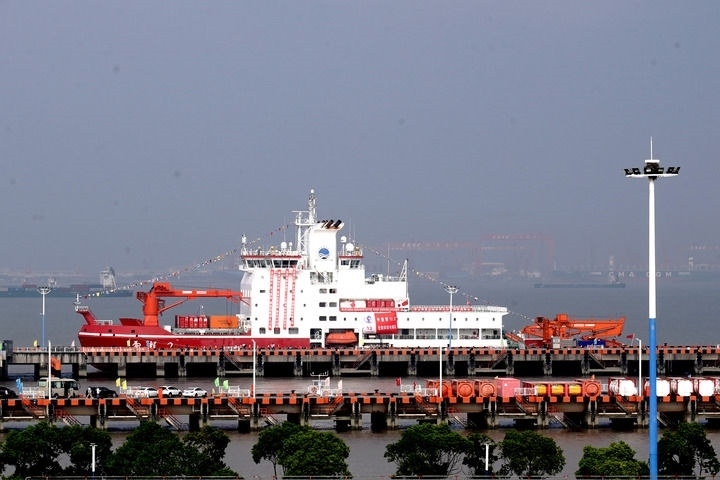 9月27日，“雪龍2”號(hào)極地科考破冰船停泊在中國(guó)極地考察國(guó)內(nèi)基地碼頭。當(dāng)日，由自然資源部組織的中國(guó)第13次北冰洋科學(xué)考察隊(duì)乘“雪龍2”號(hào)極地科考破冰船返回上海，標(biāo)志著中國(guó)第13次北冰洋科學(xué)考察任務(wù)圓滿完成。新華社記者 張建松 攝