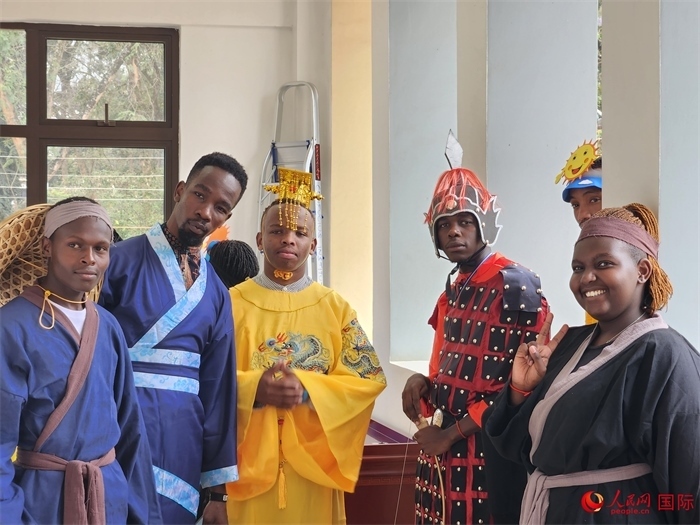 28日，肯尼亞內(nèi)羅畢大學(xué)孔子學(xué)院舉行“詩劇頌中秋，中肯共月明”中秋慶典，情景劇《嫦娥奔月》部分演員合影。人民網(wǎng)記者 黃煒鑫攝