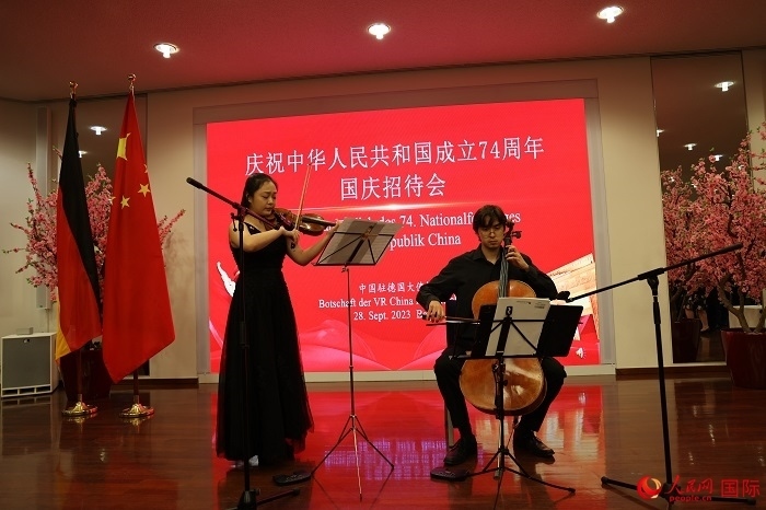 青年音樂家為來賓們現(xiàn)場演奏《我和我的祖國》。人民網(wǎng)記者 劉仲華攝