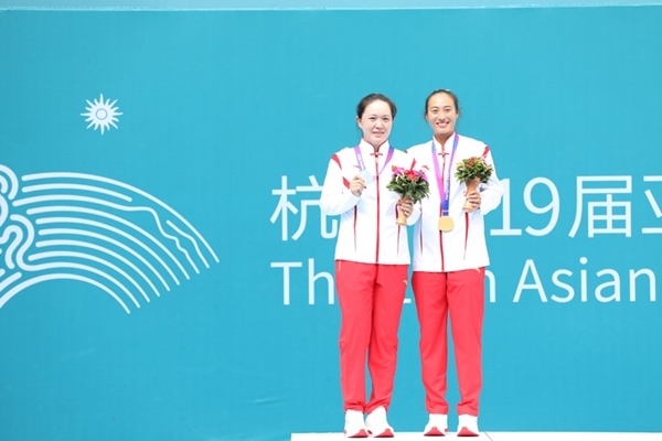 9月29日，鄭欽文(右)和朱琳在頒獎(jiǎng)儀式上合影。當(dāng)日，在杭州亞運(yùn)會(huì)網(wǎng)球女子單打決賽中，中國(guó)代表團(tuán)選手鄭欽文2:0戰(zhàn)勝隊(duì)友朱琳奪得冠軍。人民網(wǎng)記者 李乃妍攝