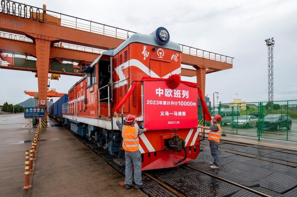 △2023年7月29日，滿載110個(gè)標(biāo)箱出口貨物的X8020次中歐班列從浙江義烏西站準(zhǔn)備啟程。