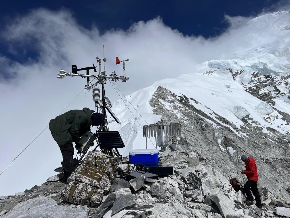 科考隊員在海拔6450米架設(shè)自動氣象站（9月25日攝）。（圖片由第二次青藏科考隊科考隊員提供）