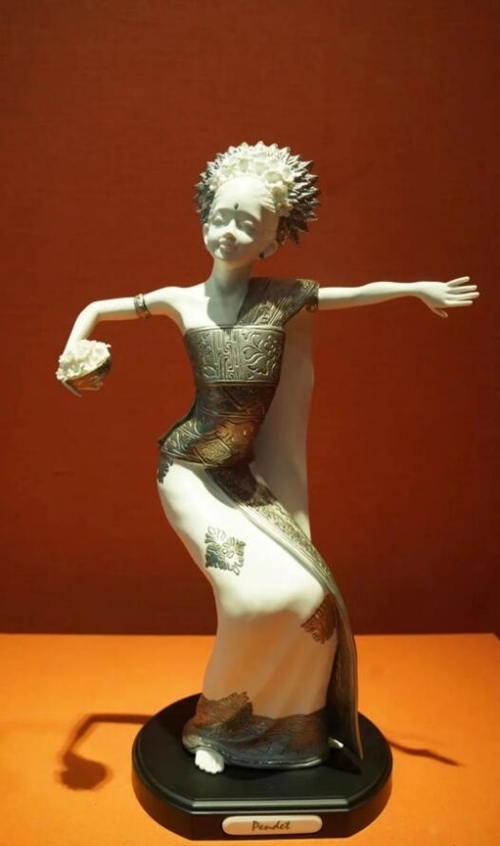 2013年10月，時任印度尼西亞總統(tǒng)蘇西洛贈送習(xí)近平主席的鑲錫瓷塑舞者。