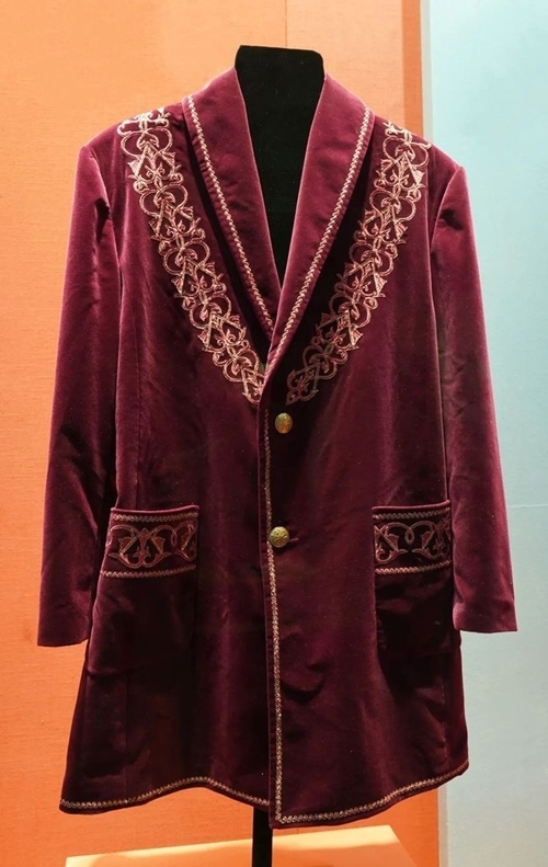 2013年9月，時任哈薩克斯坦總統(tǒng)納扎爾巴耶夫贈送習(xí)近平主席的哈薩克斯坦民族服裝。