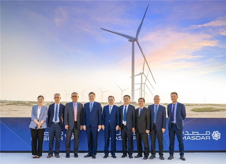 中方建設(shè)者在風(fēng)電場合影。中國電建供圖