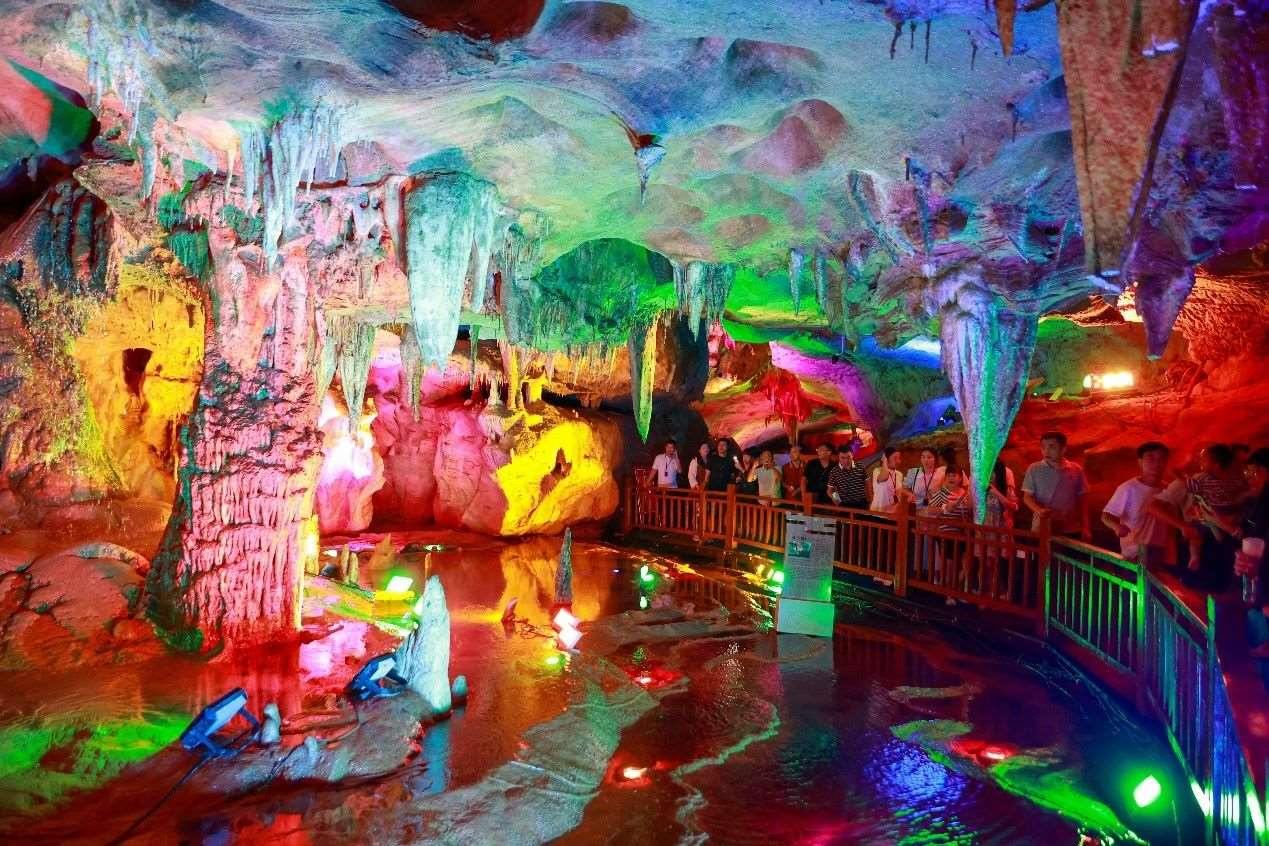 國慶假期期間，江西萬年神農(nóng)宮景區(qū)游人如織。受訪者供圖