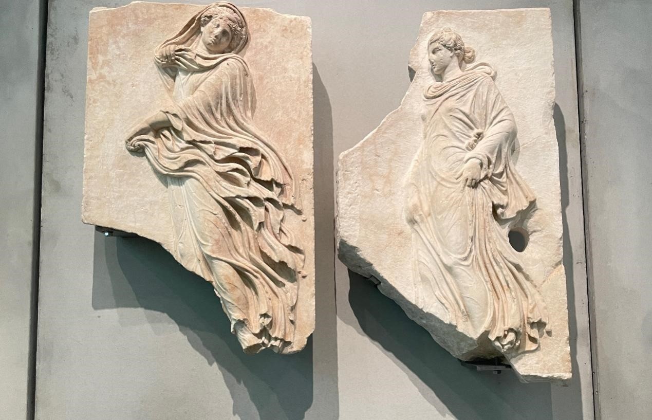 出自酒神劇場的浮雕，刻畫了舞者的形象。人民網記者 郭冠華攝