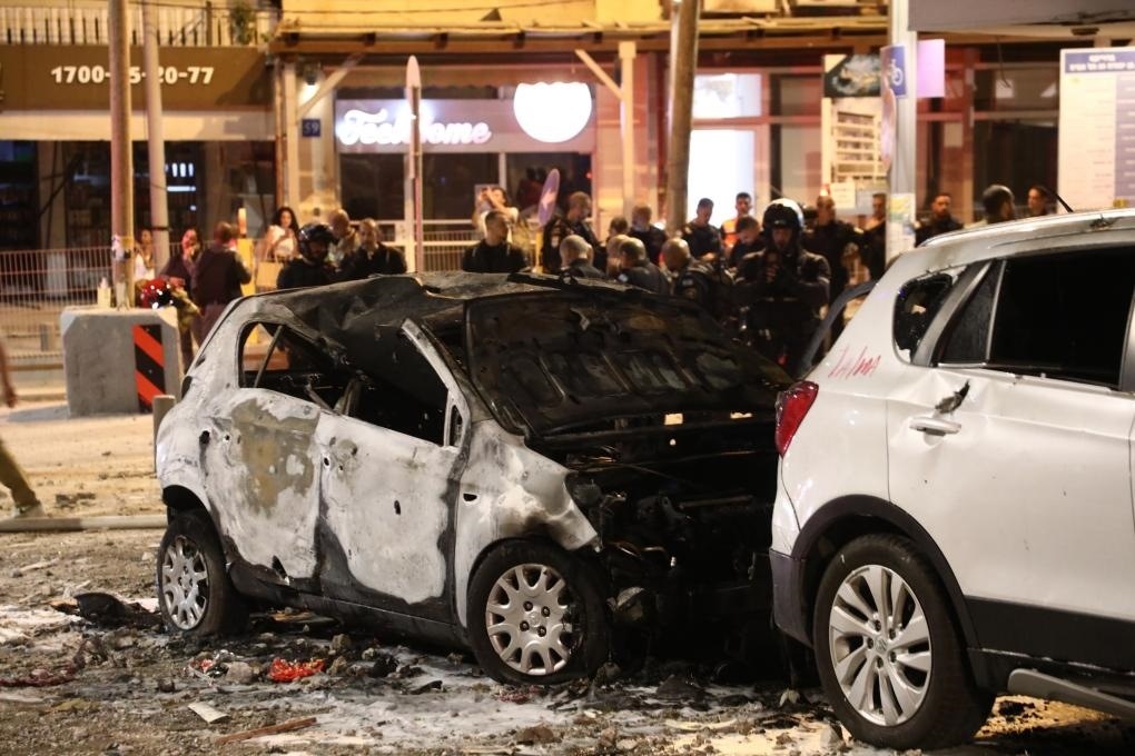 這是10月7日在以色列特拉維夫拍攝的遭火箭彈破壞的車輛。新華社發(fā)