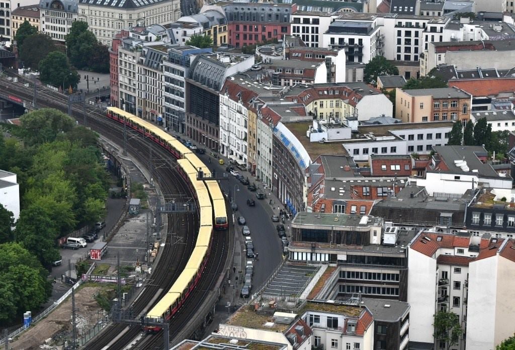 5月23日，列車在德國(guó)柏林市區(qū)行駛。新華社記者任鵬飛攝
